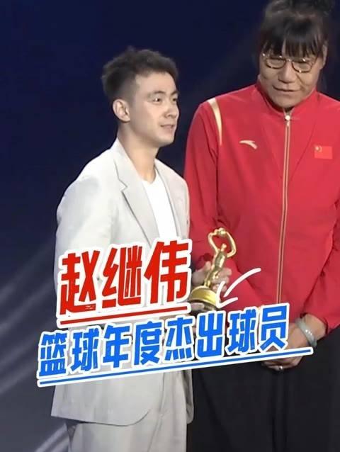 角逐正酣！双方球员全力以赴拼尽全力