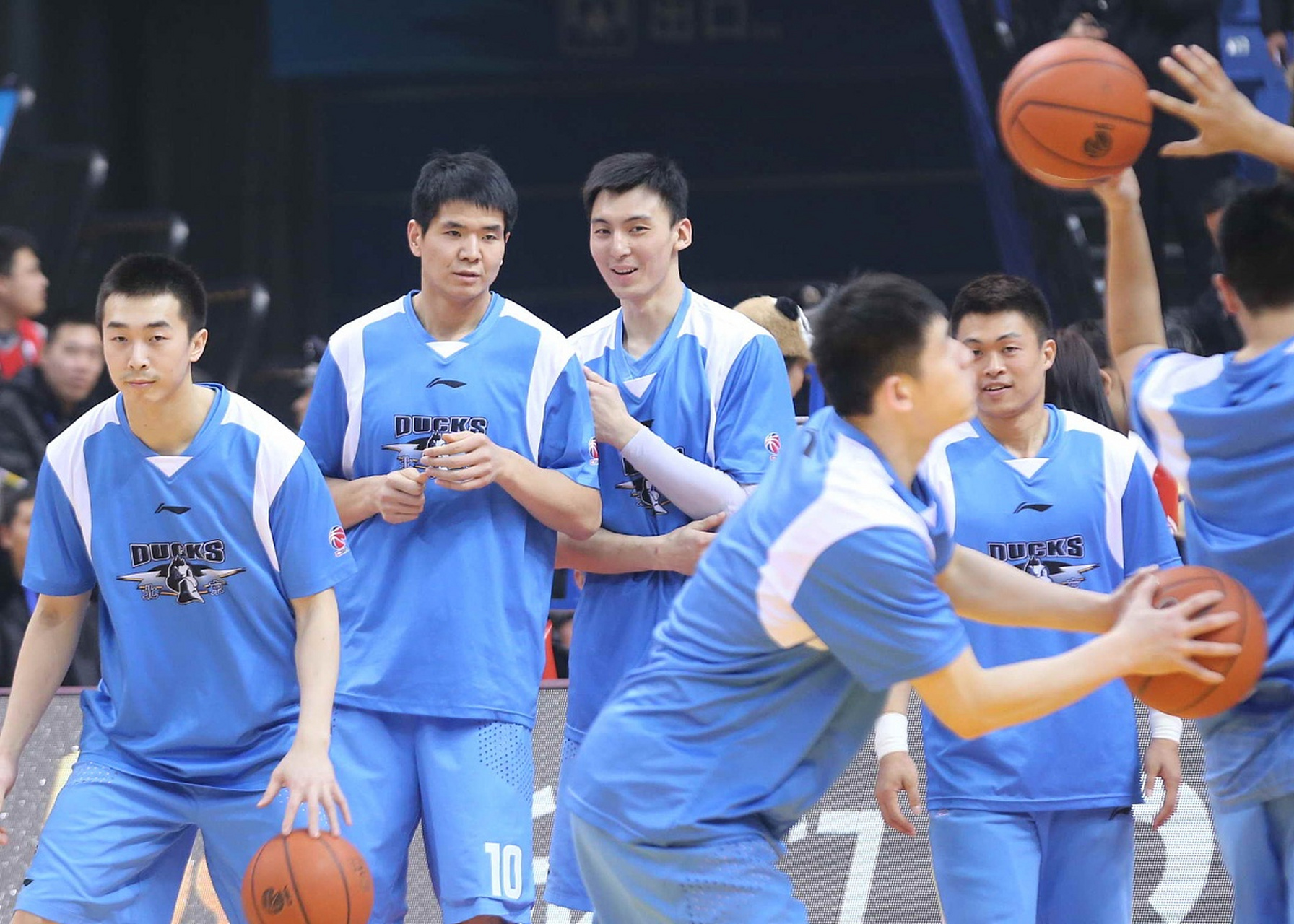 篮球半决赛：两队实力碰撞，比赛激烈