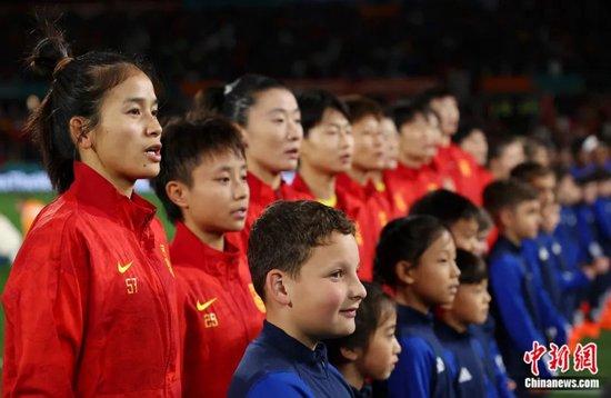 中国女足队员在国际赛场上的表现如何？